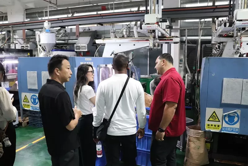 Dominican distributor visiting wiper blade production line in China factory