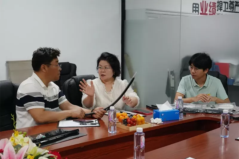 Korean buyers discussing OEM wiper blade factory evaluation criteria with Chinese manufacturer team