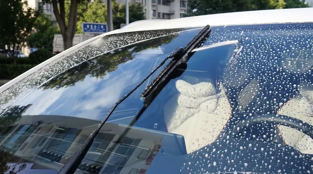 Teflon coated wiper blade on wet windshield for smooth wiping