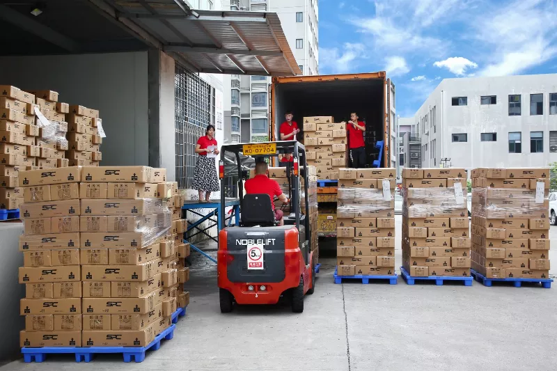 BAOYI warehouse staff loading pallets of wholesale wiper blades into an ocean shipping container