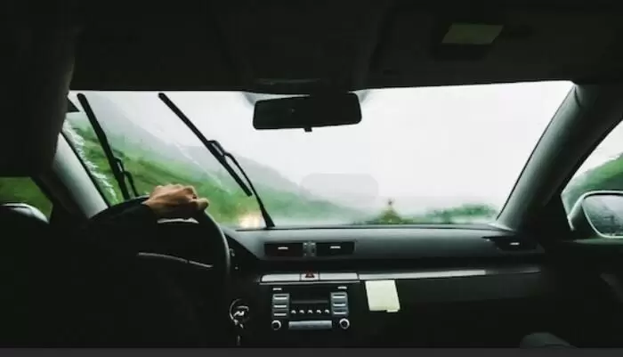 La lluvia en el parabrisas causa el desgaste